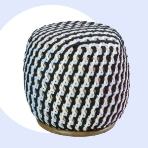 Puff Bikini elaborado em corda náutica e base em madeira cumarú.